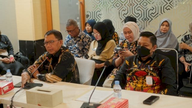Analisis Kebijakan Ahli Madya Ditjen Otonomi Daerah Kemendagri, Moh Yulianto, didampingi Kepala Biro Organisasi Setda Pemprov Sulsel, Bustanul Arifin, saat memimpin sesi validasi urusan pemerintahan daerah.