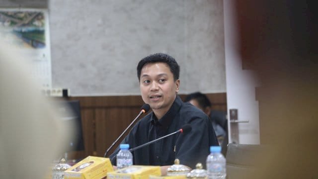 Anggota Komisi D DPRD Makassar dari Fraksi NasDem Odhika Cakra Satriawan saat Monev dengan OPD.