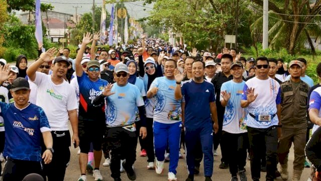 Gubernur Sulawesi Selatan, Andi Sudirman Sulaiman, secara resmi melepas peserta Fun Run Luwu Timur 2025 dan Gerakan Anti Mager Sulsel, Minggu pagi, 18 Mei 2025.