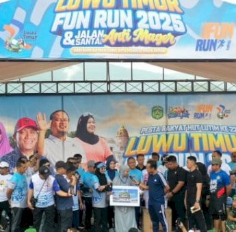 Tak Kuasa Menahan Air Mata, Bidan Nurlina Dapat Hadiah Umrah dari Gubernur Sulsel Andi Sudirman