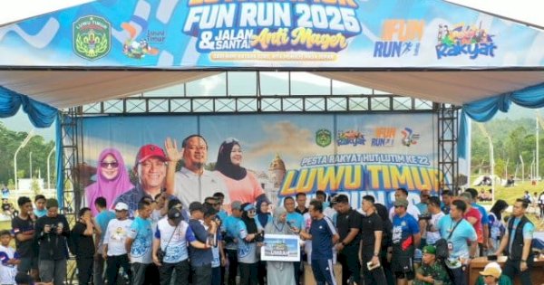 Tak Kuasa Menahan Air Mata, Bidan Nurlina Dapat Hadiah Umrah dari Gubernur Sulsel Andi Sudirman