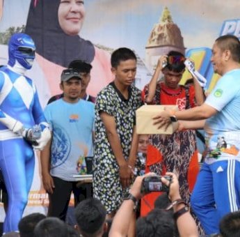 Tampil Unik, Tiga Peserta Fun Run Lutim Dapat Doorprize Langsung dari Bupati Ibas