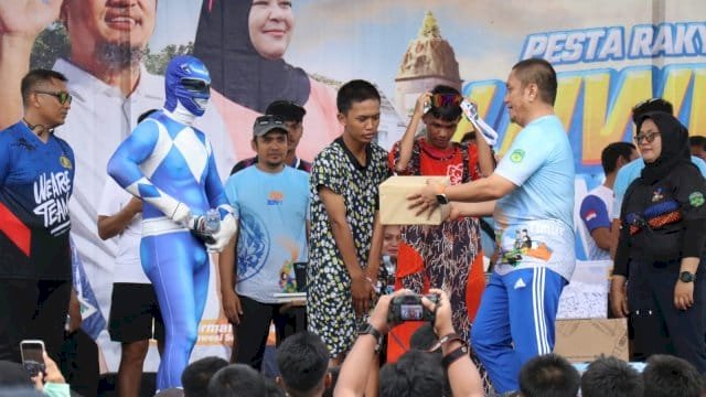 Tiga Peserta Fun Run Lutim Dapat Doorprize Langsung dari Bupati Ibas.