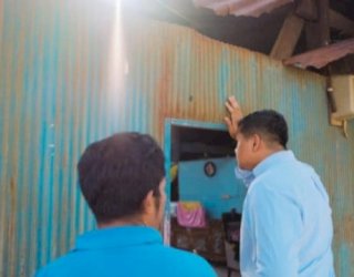 Bupati Bantaeng Uji Nurdin Pastikan Penggantian Atap Rumah Warga Terdampak Aktivitas Industri