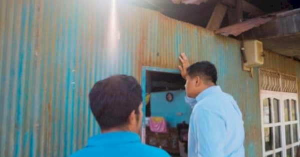 Bupati Bantaeng Uji Nurdin Pastikan Penggantian Atap Rumah Warga Terdampak Aktivitas Industri