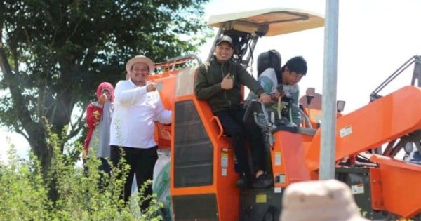 Pemkab Enrekang Serahkan Bantuan Kelompok Tani, Harap Peningkatan Produktivitas Pertanian