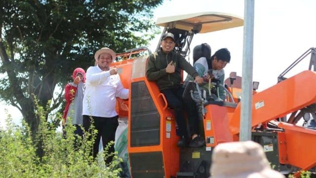 Pemkab Enrekang Serahkan Bantuan Kelompok Tani.