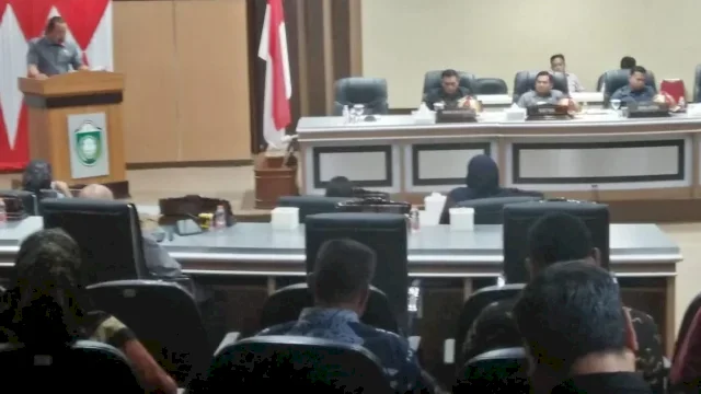 Wawali Hermanto Cek Kehadiran Kepala OPD dalam Rapat Paripurna DPRD Parepare.