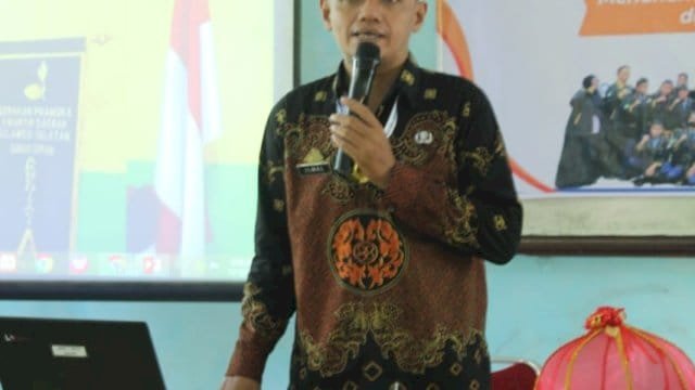 Ilmal, S.Pd., guru dari UPT SMP Negeri 2 Malili.