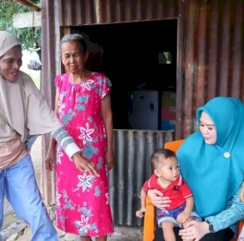 Sentuhan Kasih Ketua PKK Parepare dr. Andi Arfiah Tasming untuk Balita Stunting di Lemoe, Salurkan Bantuan