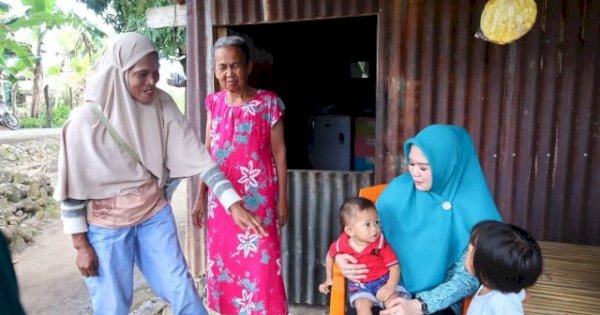 Sentuhan Kasih Ketua PKK Parepare dr. Andi Arfiah Tasming untuk Balita Stunting di Lemoe, Salurkan Bantuan