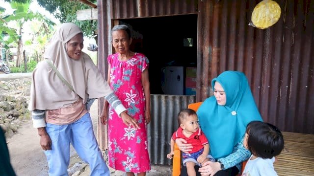 Sentuhan Kasih Ketua PKK Parepare dr. Andi Arfiah Tasming untuk Balita Stunting di Lemoe.