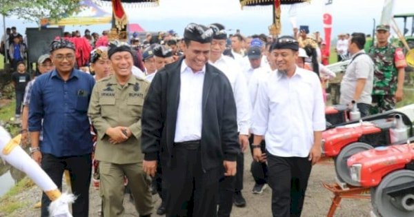 Bupati Irwan Dampingi Mentan RI Saksikan Panen Raya Padi di Desa Margomulyo