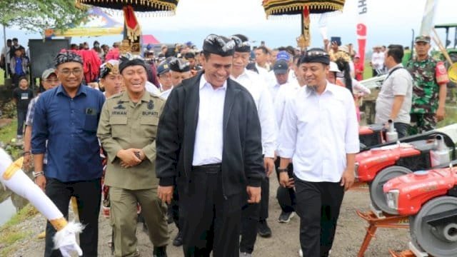 Bupati Luwu Timur, H. Irwan Bachri Syam mendampingi Menteri Pertanian Republik Indonesia (Mentan RI ), Andi Amran Sulaiman.