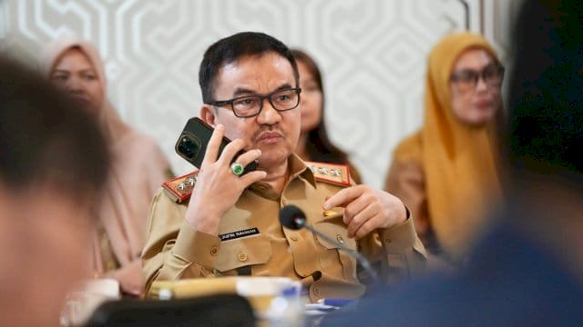 Sekda Sulsel, Jufri Rahman, mengikuti Rapat Koordinasi Pengendalian Inflasi Daerah dan Sosialisasi Inpres Nomor 9 Tahun 2025 secara virtual.