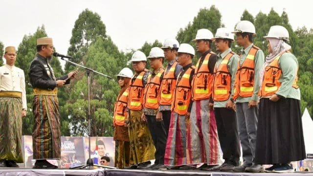 Gubernur Sulawesi Selatan, Andi Sudirman Sulaiman, menyampaikan sejumlah program strategis sebagai &ldquo;hadiah spesial&rdquo; bagi masyarakat Luwu Timur.
