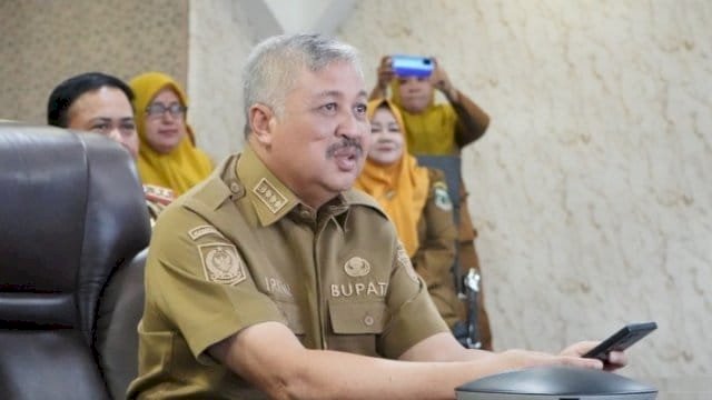 Bupati Pinrang, H.A. Irwan Hamid, S.Sos., saat mengikuti rapat koordinasi.