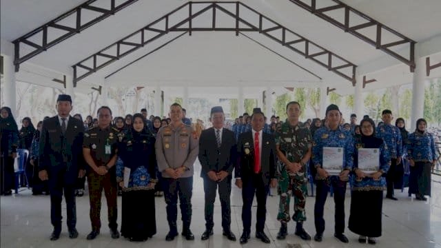 Bupati Sidrap, Syaharuddin Alrif, Menyerahkan SK kepada 85 CPNS Formasi Tahun 2024.