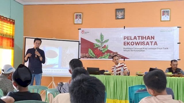 Sejulmlah warga mengikuti pelatihan &ldquo;Budidaya Kopi sebagai Daya Tarik Wisata Berkelanjutan&rdquo; yang didukung oleh LAZ Hadji Kalla melalui Program Aktif Positif.