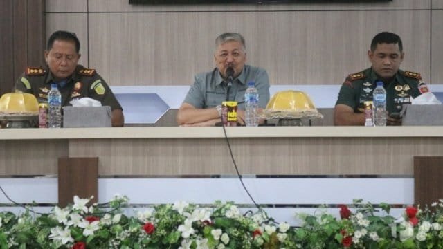 Bupati Pinrang, H.A. Irwan Hamid, S.Sos., berkesempatan membubuhkan tanda tangan pada pernyataan komitmen bersama dalam deklarasi Sistem Penerimaan Murid Baru (SPMB) Tahun 2025.