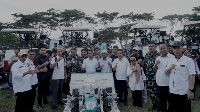 Bupati Sidrap Syaharuddin Alrif menyerahkan bantuan alat mesin pertanian (alsintan) prapanen dan pascapanen kepada Brigade Pangan di tujuh kecamatan.