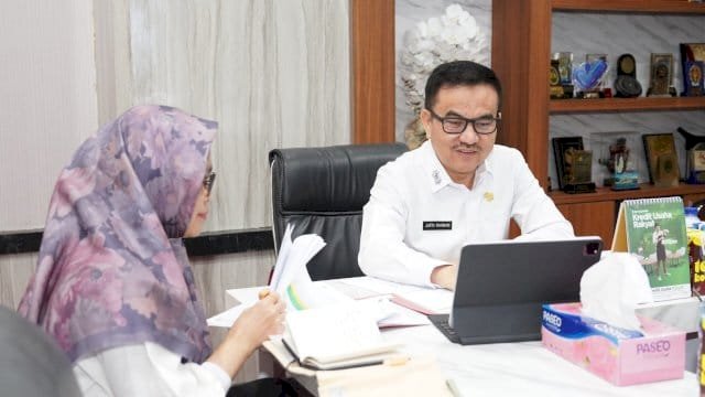 Sekretaris Daerah Sulsel Jufri Rahman saat mengikuti rapat virtual bersama Kemendagri membahas usulan lahan SPPG untuk program Makan Bergizi Gratis.