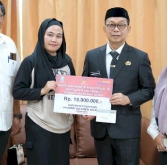 Penyerahan Santunan Ahli Waris Korban Meninggal Dunia Akibat Bencana Banjir di Soppeng