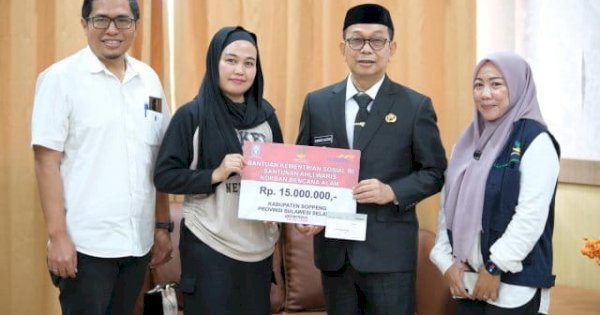 Penyerahan Santunan Ahli Waris Korban Meninggal Dunia Akibat Bencana Banjir di Soppeng