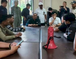 Puluhan Mahasiswa Sambangi DPRD, Lapor Dugaan Pelanggaran Salah Satu Cafe di Makassar