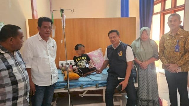 Ketua DPRD Luwu Ahmad Gazali bersama beberapa anggota Fraksi NasDem, mereka mengunjungi Muh Alwi yang tengah sedang berada di Rumah Sakit Batara Guru.