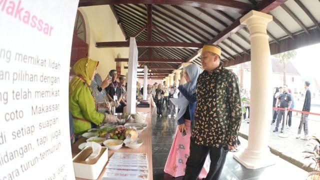 Wali Kota Makassar, Munafri Arifuddin, bersama Ketua TP PKK Makassar Melinda Aksa, saat menghadiri kegiatan Warna Budaya.