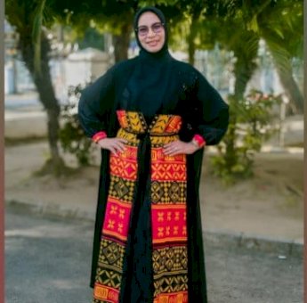 Kenakan Gaun Taipa, dr Ani Nurbani Angkat Budaya Lutim di Fashion Show Dekranasda