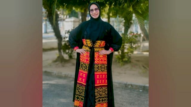 Ketua Dekranasda Luwu Timur, dr. Ani Nurbani Irwan, mencuri perhatian saat tampil anggun mengenakan gaun bermotif kain Taipa, motif tradisional yang berasal dari warisan leluhur Suku Taipa.