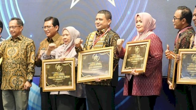 Wali Kota Makassar, Munafri Arifuddin yang hadir langsung menerima penghargaan tersebut dari Menteri Dalam Negeri (Mendagri) Muhammad Tito Karnavian.