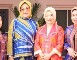 Sri Widiyati Irwan Tampil Anggun dengan Busana Berbahan Sutra Lero Bermotif Khas Pinrang