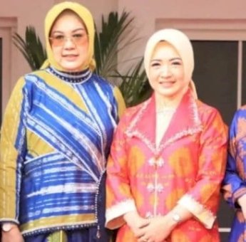 Sri Widiyati Irwan Tampil Anggun dengan Busana Berbahan Sutra Lero Bermotif Khas Pinrang