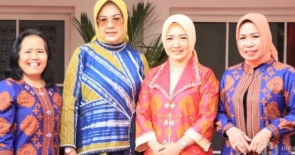 Sri Widiyati Irwan Tampil Anggun dengan Busana Berbahan Sutra Lero Bermotif Khas Pinrang