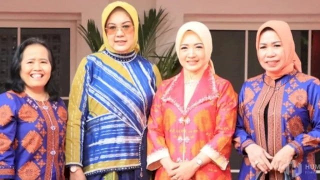 Ketua Dekranasda Pinrang, Hj. A. Sri Widiyati A. Irwan turut serta ambil bagian dalam ajang fashion show yang digelar di Aula Asta Cita, di Rujab Gubernur Sulsel.