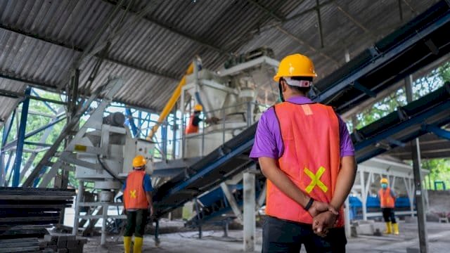 Aktivitas produksi bata ringan di pabrik Kalla Beton yang berlokasi di Jl KIMA XVII.