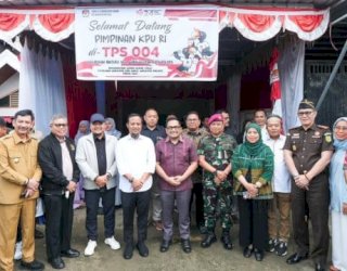 Gubernur Sulsel Andi Sudirman Tinjau Langsung Proses Pencoblosan PSU di Kota Palopo