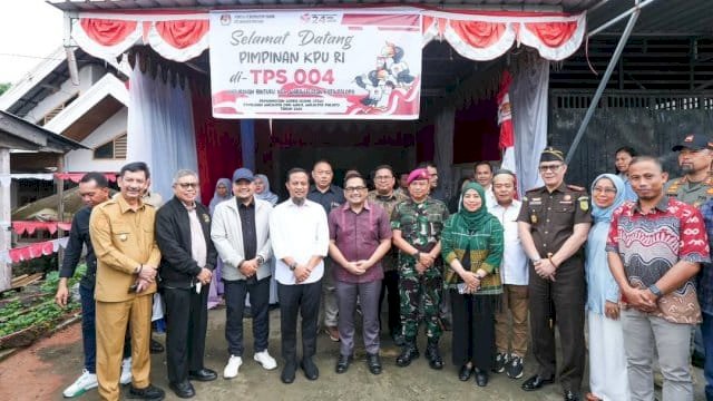 Gubernur Sulsel Andi Sudirman Tinjau Langsung Proses Pencoblosan PSU di Kota Palopo.