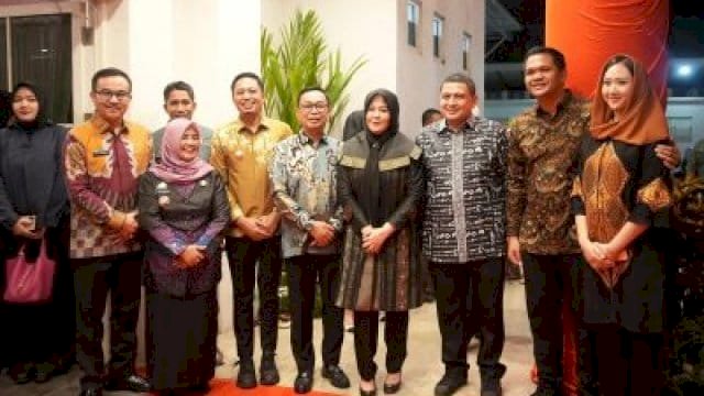 Wawali Makassar Dampingi Menteri PPPA RI Nikmati Sunset Pantai Losari