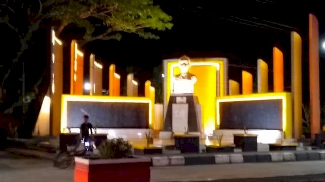 Tampak Alun-alun Kota Barru pada Malam Hari.
