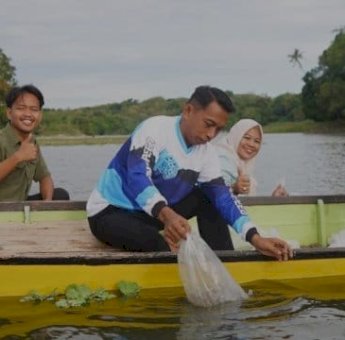 Jaga Populasi Ikan, Bupati Sidrap Tebar Benih di Mojong dan Lagading