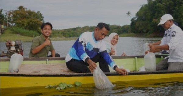 Jaga Populasi Ikan, Bupati Sidrap Tebar Benih di Mojong dan Lagading