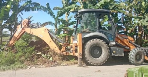Gerak Cepat, Pemkab Pinrang Turunkan Armada-Alat Berat Bersihkan Tumpukan Sampah di Jalan Poros Langnga