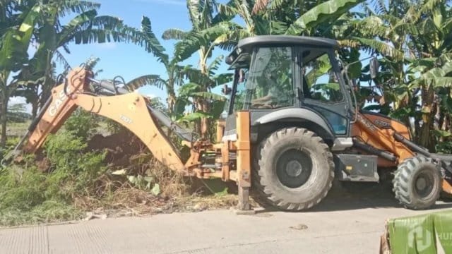 Dinas Perkim LH Pinrang menurunkan armada dan alat berat untuk merelokasi tumpukan sampah yang menggunung di sisi Jalan Poros Langnga.