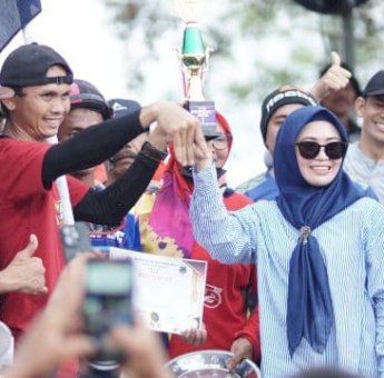 Kuda &ldquo;Radeng&rdquo; Milik Istri Bupati Jeneponto Juara Pacuan Kuda Bupati Cup I 2025