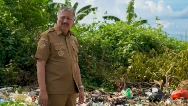 Bupati Pinrang H. A. Irwan Hamid, S.Sos meninjau langsung tumpukan sampah yang hampir menutupi badan jalan di poros Langnga - Tosulo.