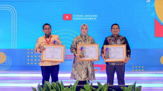 Wagub Sulsel, Fatmawati Rusdi menerima langsung tiga penghargaan nasional dari Kemendikbudristek RI, didampingi Kadisdik Sulsel, Muhammad Iqbal.